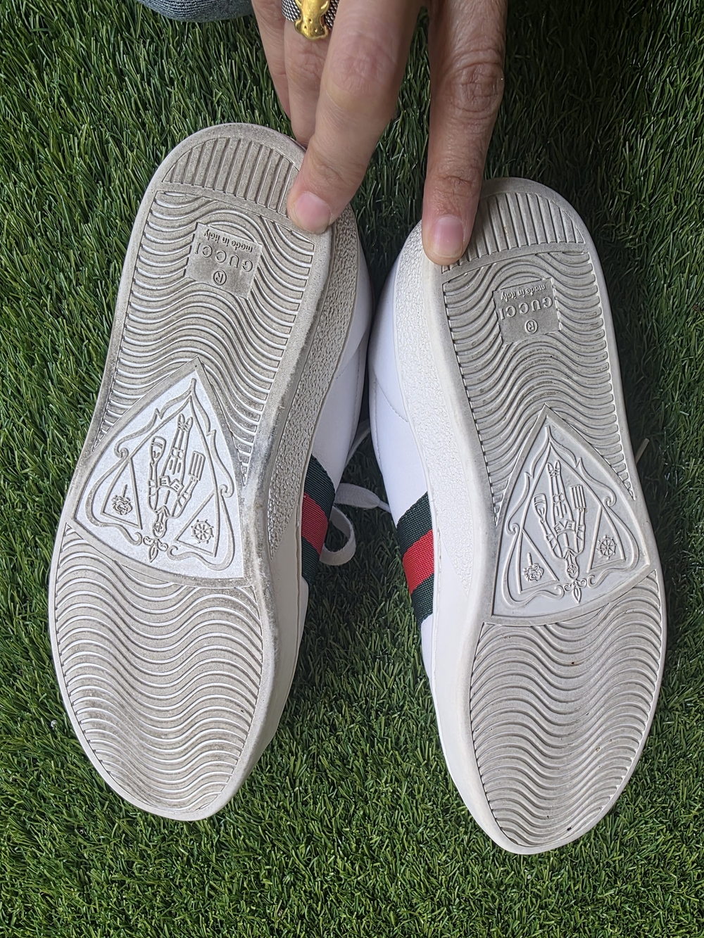 Gucci White Low-Top Sneakers with Green and Red Stripe Accent - Picture 6 of 8